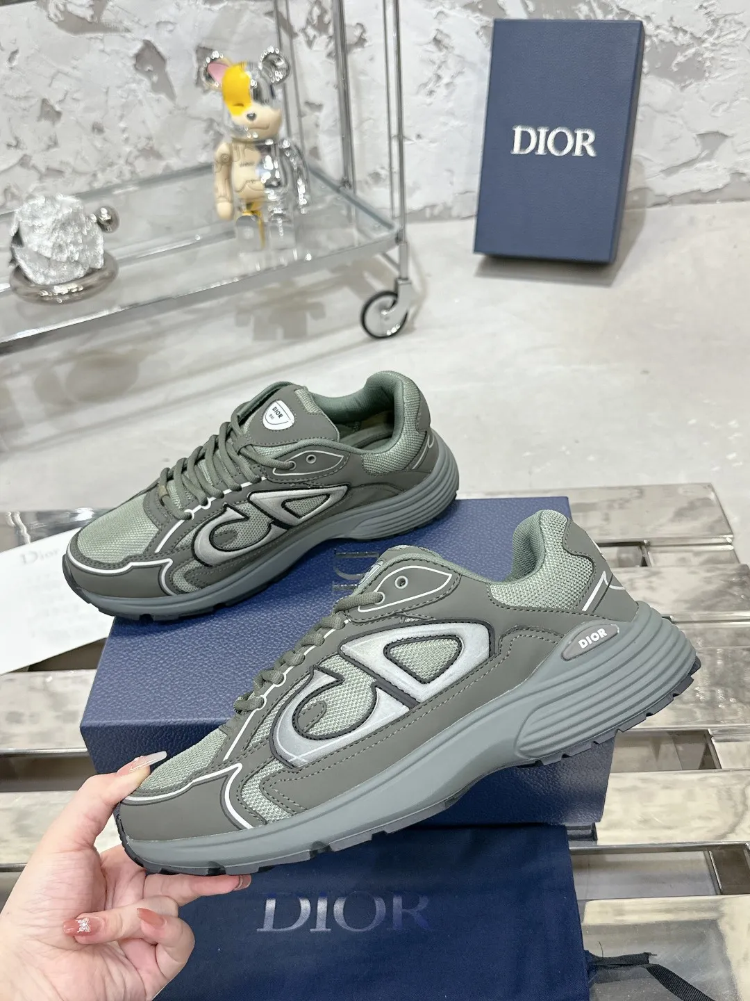 Men's men's shoes 💰600❤️❤️❤️High version Dior Dior's latest color matching B30 series reflective dad sneakers original 17380💰 purchased for development and production Brand new B30 sneakers Dad Shoes style shoes that follow the trend of the retro market The Dior logo on the tongue also indicates that this pair of shoes is the B30 model! B30 uses fine-textured leather and mesh cloth materials to form a shoe body. There are conspicuous letters CD on both sides of the shoe body to indicate identity. Many lines on the shoe body outline details to make the shoes look less monotonous and full of retro flavor. The delivery counter is exquisitely packaged🛍📦 ▪️Fabric: Original customized technical fabric + mesh ▪️Inner lining: Customized breathable lining ▪️Outsole: Original molded IP foam + TPU outsole ▪️Sole thickness: 3.5CM ▪️Size: Women’s size 35-40 / Men’s size 39-46